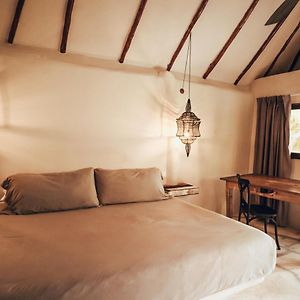 Zimmer mit Kingsize-Bett